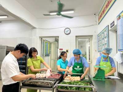 Thời điểm giao nhận thực phẩm tại bếp ăn bán trú